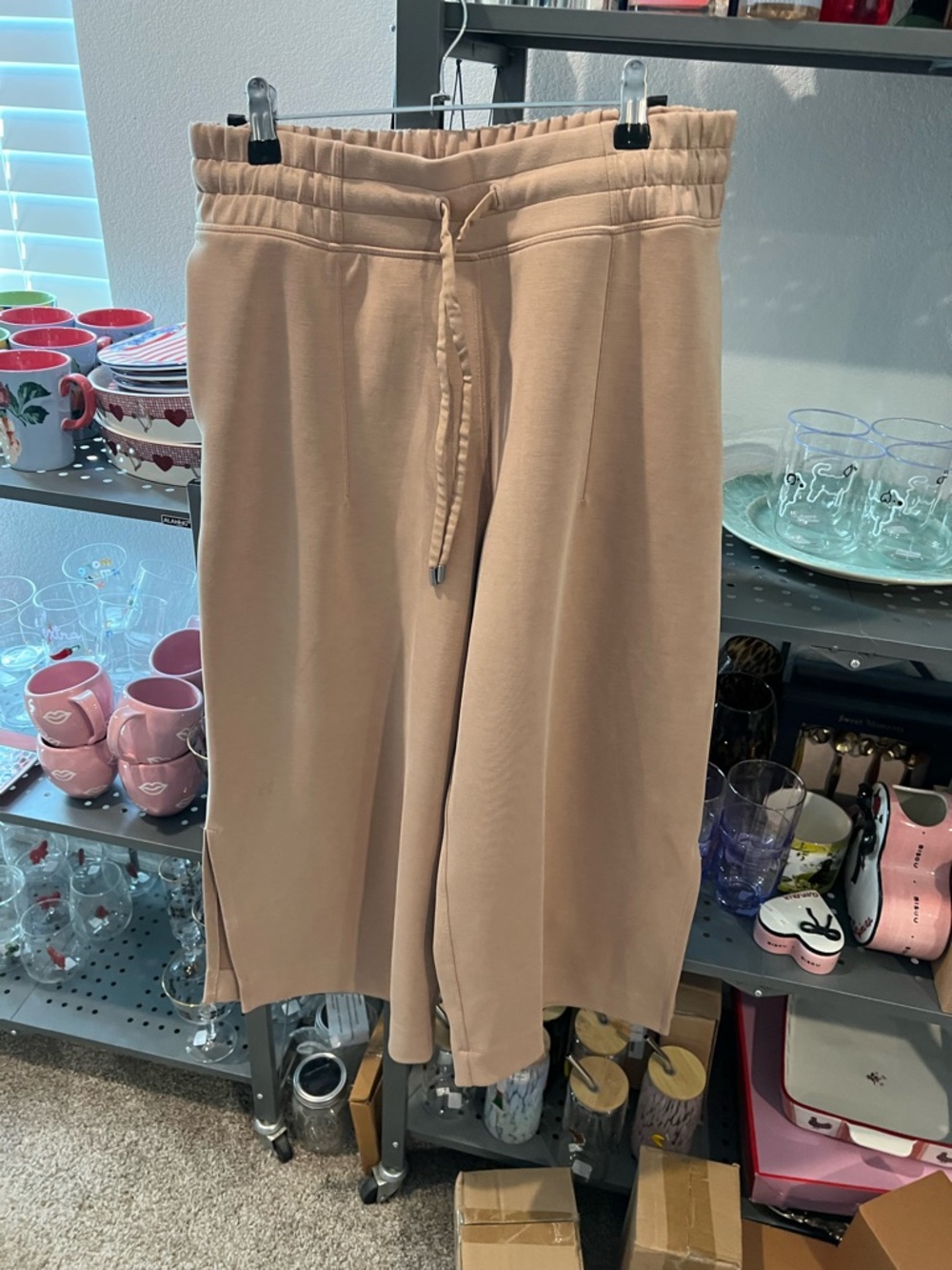 NOT AVAILABLE
Lululemon Women's Soft Ambitions High Rise Crop Beechwood, Sz 8 - Picture 4 of 6
